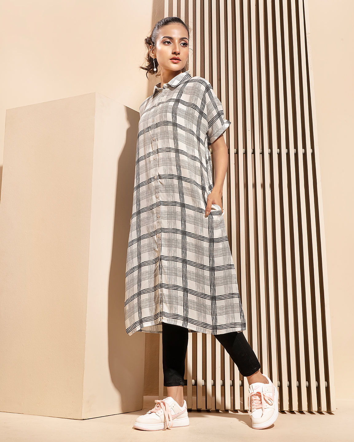 24260 White Black (2)