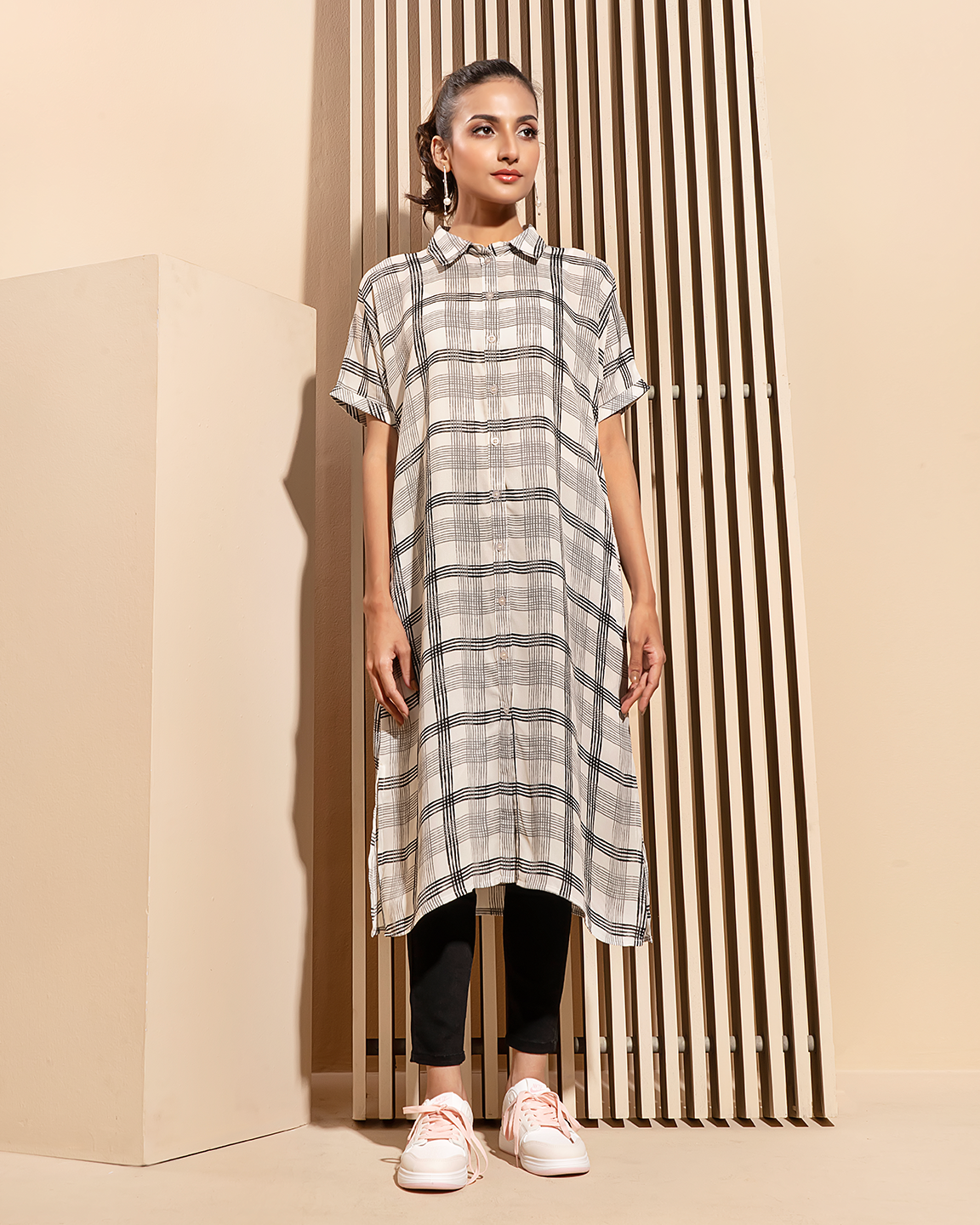 24260 White Black (4)